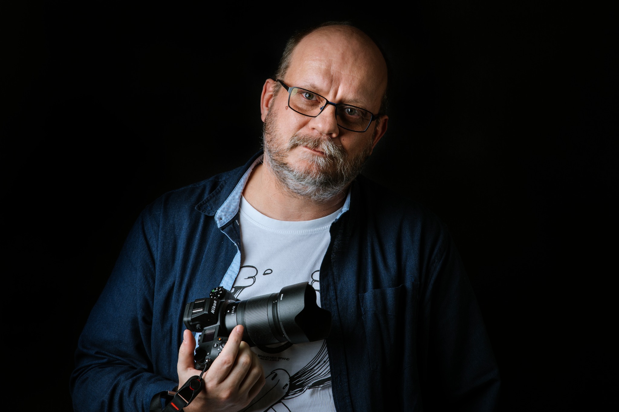 Krzysztof Kadziewicz z aparatem fotograficznym
